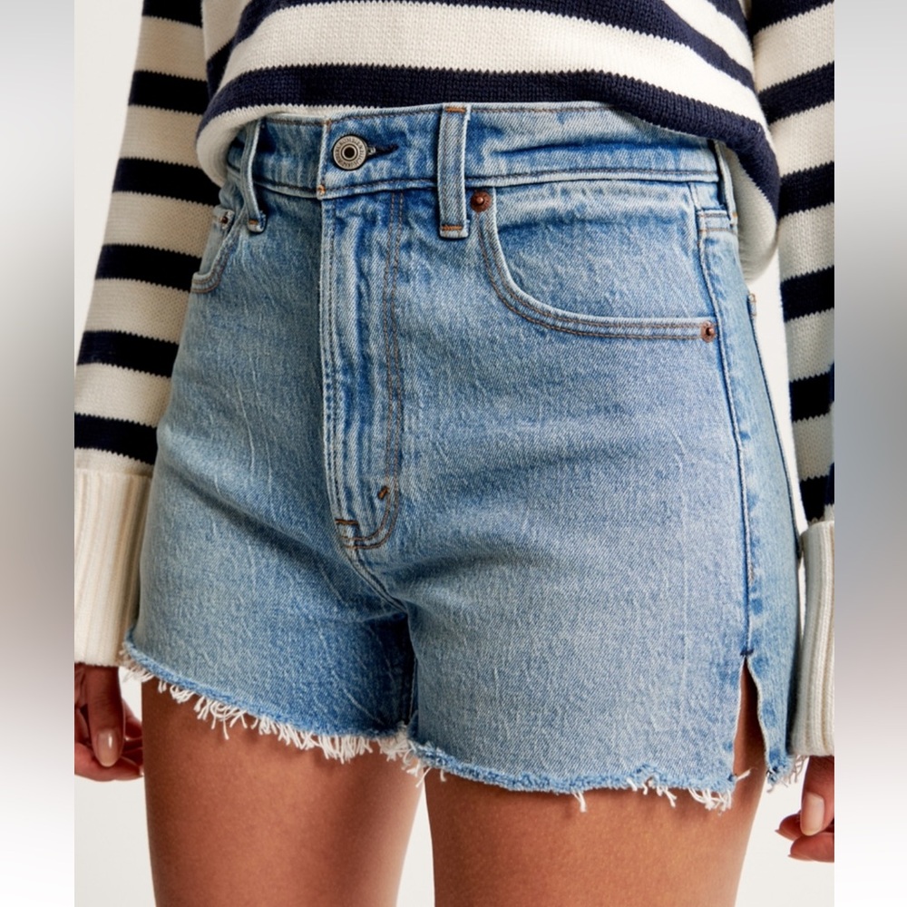 Abercrombie The Mom High Rise Short in Light Medium